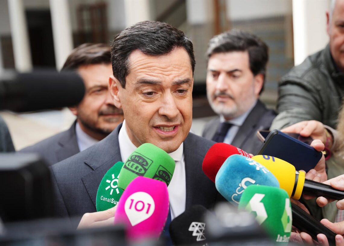 Archivo - Archivo-El presidente de la Junta de Andalucía, Juanma Moreno, durante un canutazo. María José López - Europa Press - Archivo