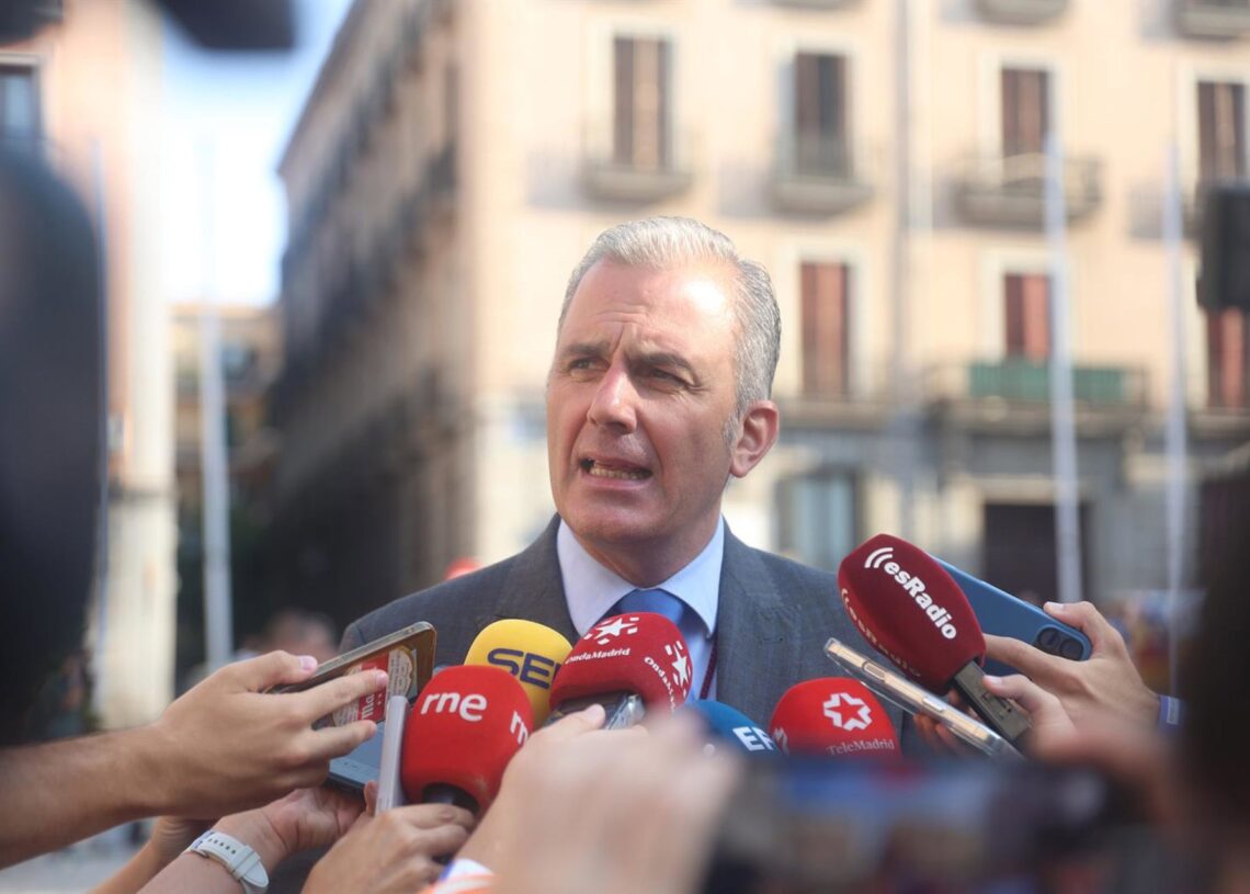 El portavoz de VOX en el Ayuntamiento de Madrid, Javier Ortega Smith, atiende a los medios durante el acto de entrega de las Palomas de Bronce-Bomberos de Madrid, en la Casa de la Villa  Ricardo Rubio - Europa Press