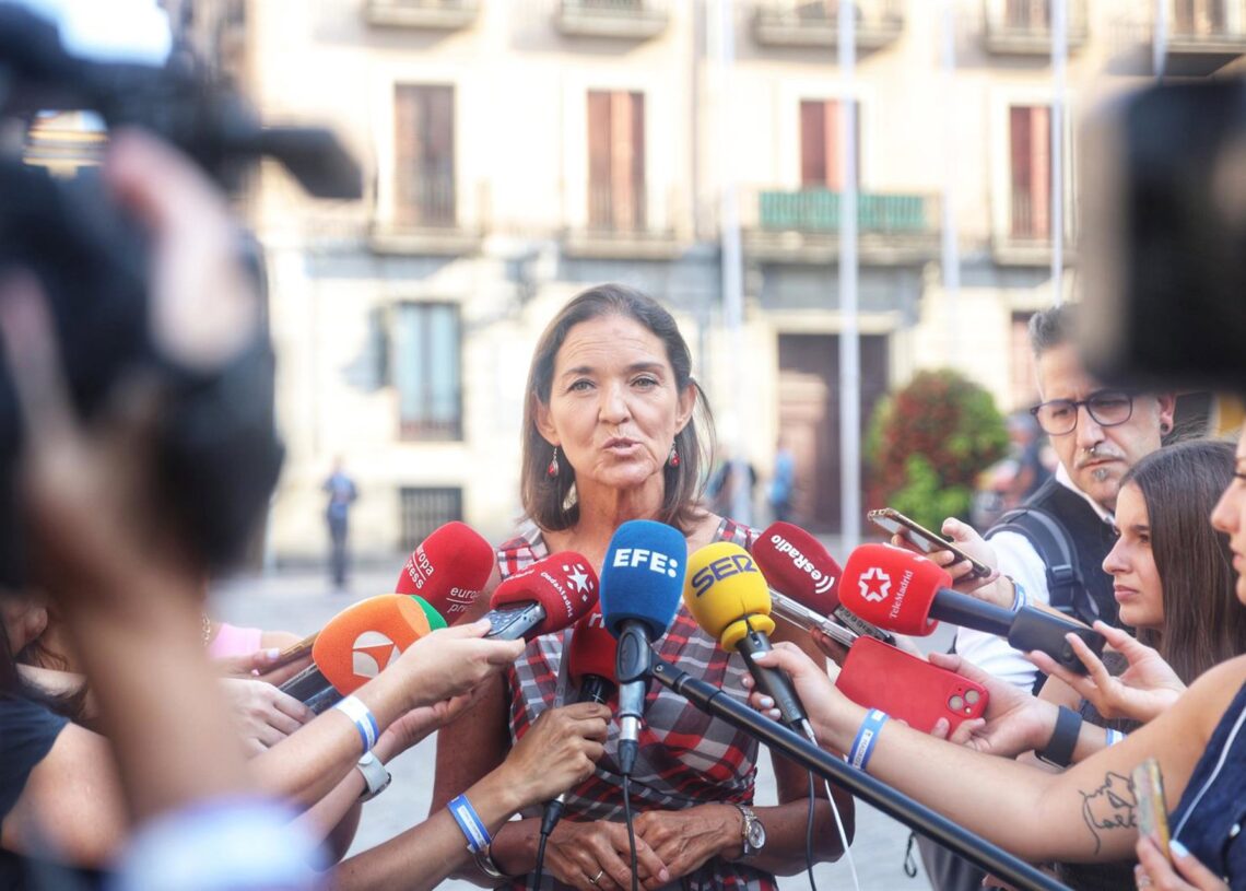 La portavoz del PSOE en el Ayuntamiento de Madrid, Reyes Maroto, atiende a los medios durante el acto de entrega de las Palomas de Bronce-Bomberos de Madrid, en la Casa de la VillaRicardo Rubio - Europa Press