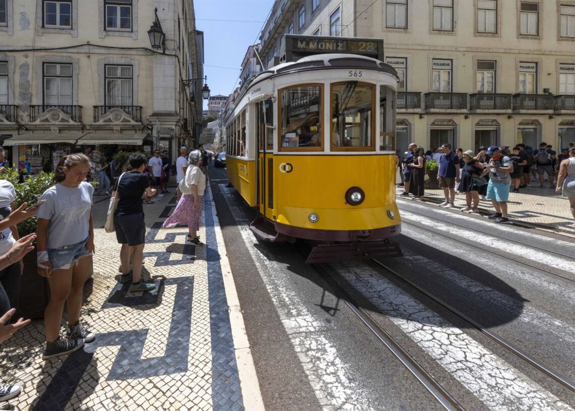 Un tranvía circula por las calles de Lisboa, PortugalEuropa Press/Contacto/Jorge Castellanos