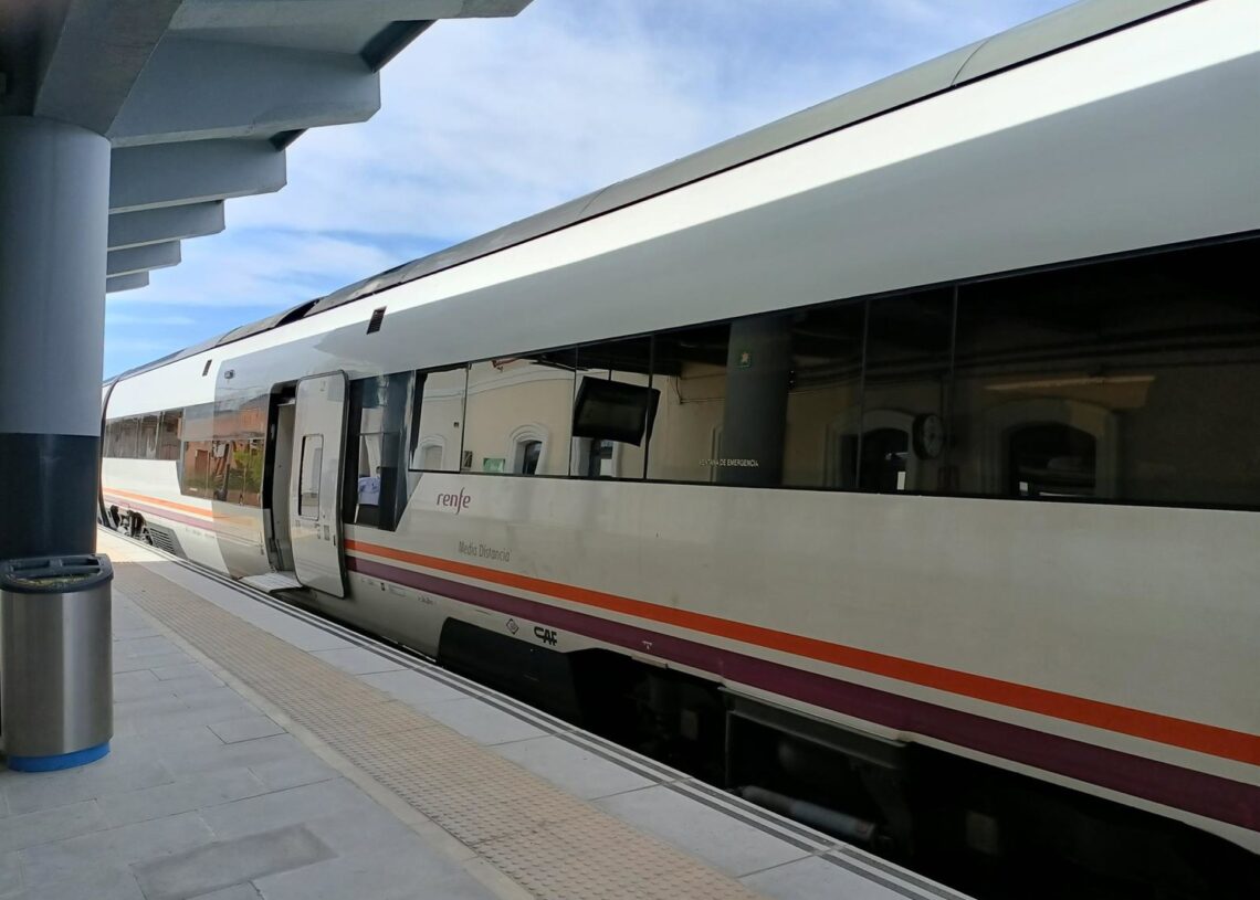 Archivo - Un tren de Media Distancia en la estación de ferrocarril de Mérida en una imagen de archivoEUROPA PRESS - Archivo
