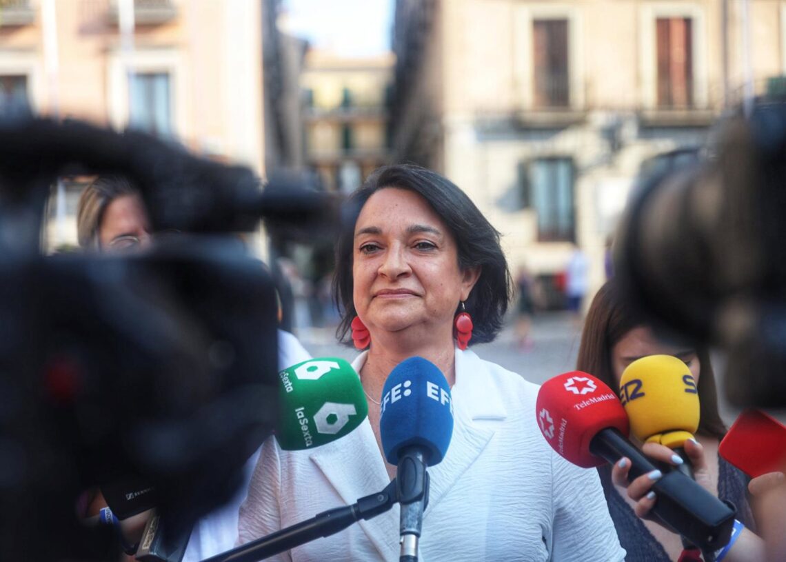 La concejala de Mas Madrid en el Ayuntamiento de Madrid, María Pilar Sánchez Álvarez, atiende a los medios durante el acto de entrega de las Palomas de Bronce-Bomberos de Madrid, en la Casa de la Villa, a 15 de agosto de 2025, en Madrid (España). Estas diRicardo Rubio - Europa Press