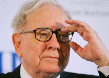 Archivo - FILED - 19 May 2008, Frankfurt Am Main: US investor Warren Buffet attends a press conference. US investor Warren Buffett's holding company Berkshire Hathaway reported a record cash pile of $325.2 billion in the third quarter as the company sold Arne Dedert/dpa - Archivo