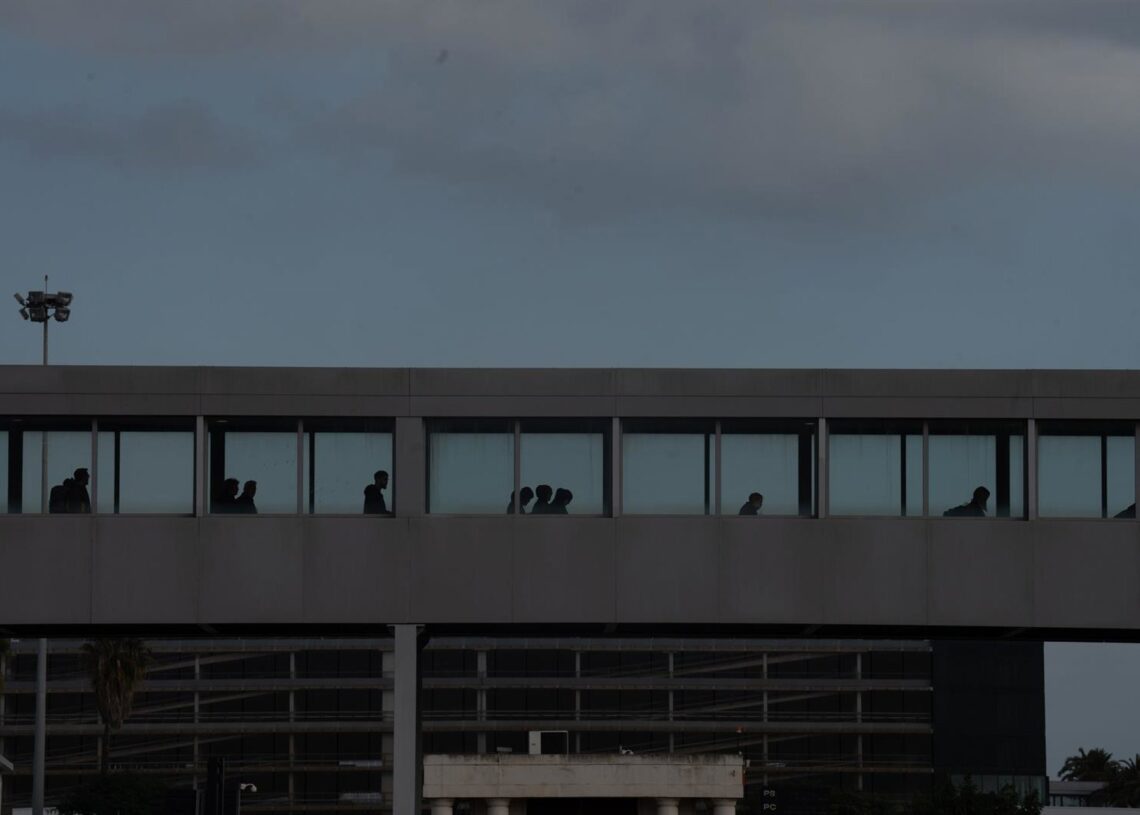 Archivo - Puente con pasajeros en el Aeropuerto de BarcelonaDavid Zorrakino - Europa Press - Archivo