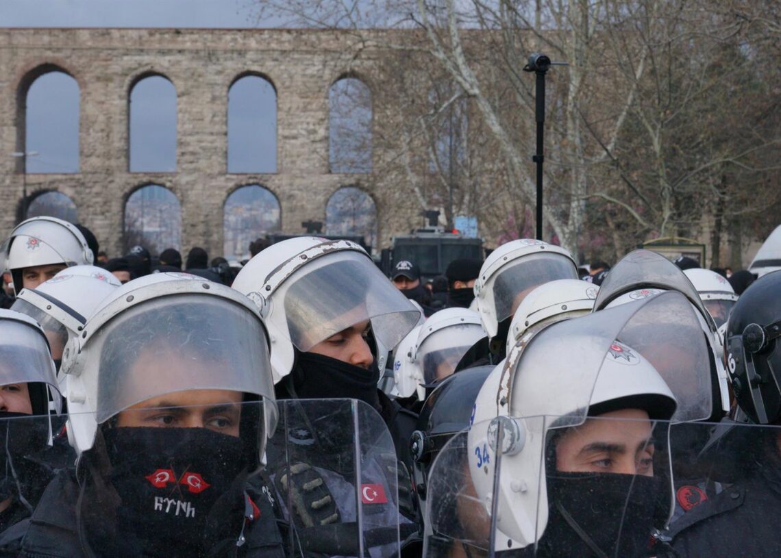 Archivo - Imagen de archivo de Policía antidisturbios en Estambul (Turquía) Europa Press/Contacto/Tolga Uluturk - Archivo