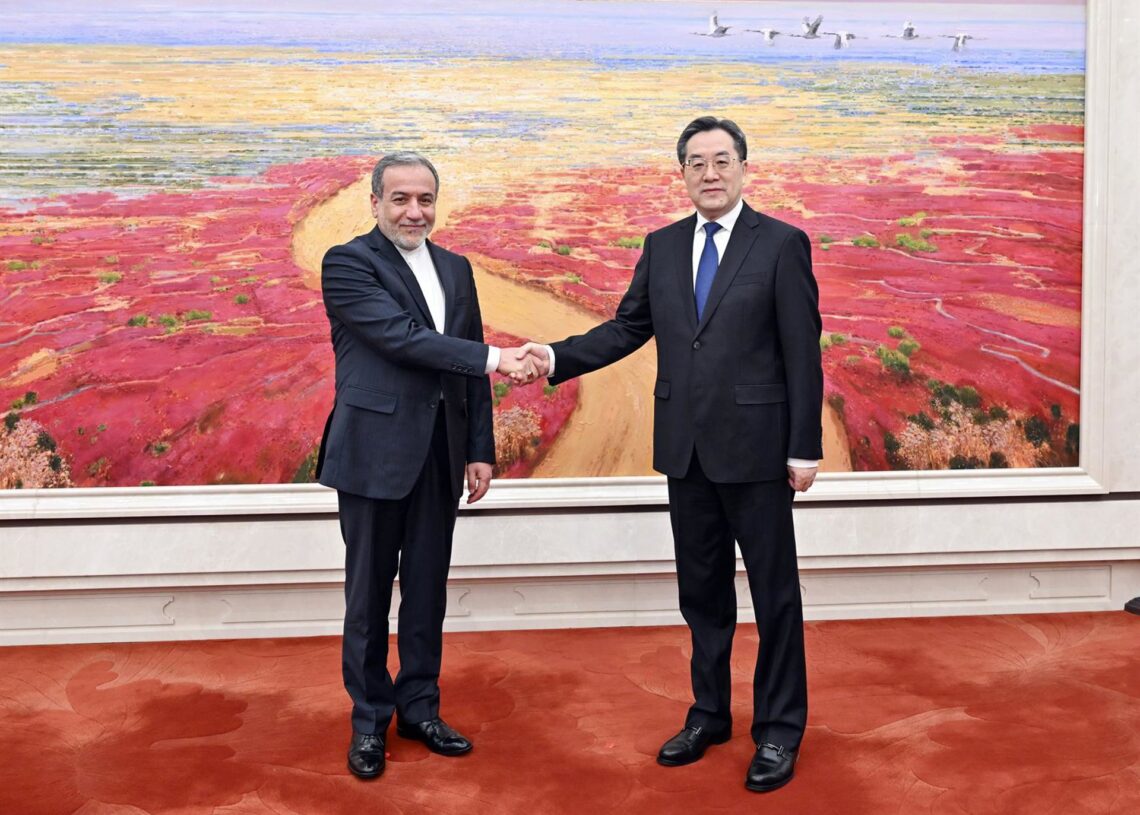 Archivo - El viceprimer ministro de China, Ding Xuexiang, recibe al ministro de Exteriores iraní, Abbas Araghchi, en Pekín, a 23 de abril de 2025 Europa Press/Contacto/Yin Bogu - Archivo