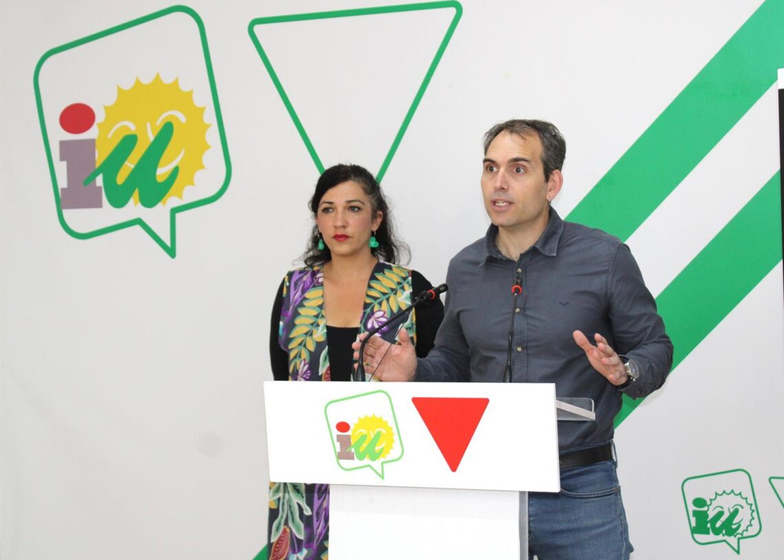 El coordinador general de Izquierda Unida Andalucía y diputado en el Congreso, Toni Valero, y la coordinadora provincial de IU, Toni Morillas.IU