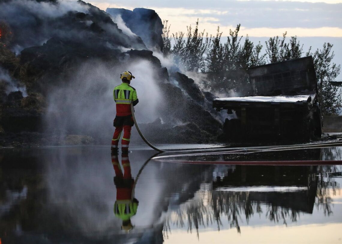 Labores de extinción en el fuego de Calera y ChozasEUROPA PRESS / JUANMA JIMÉNEZ