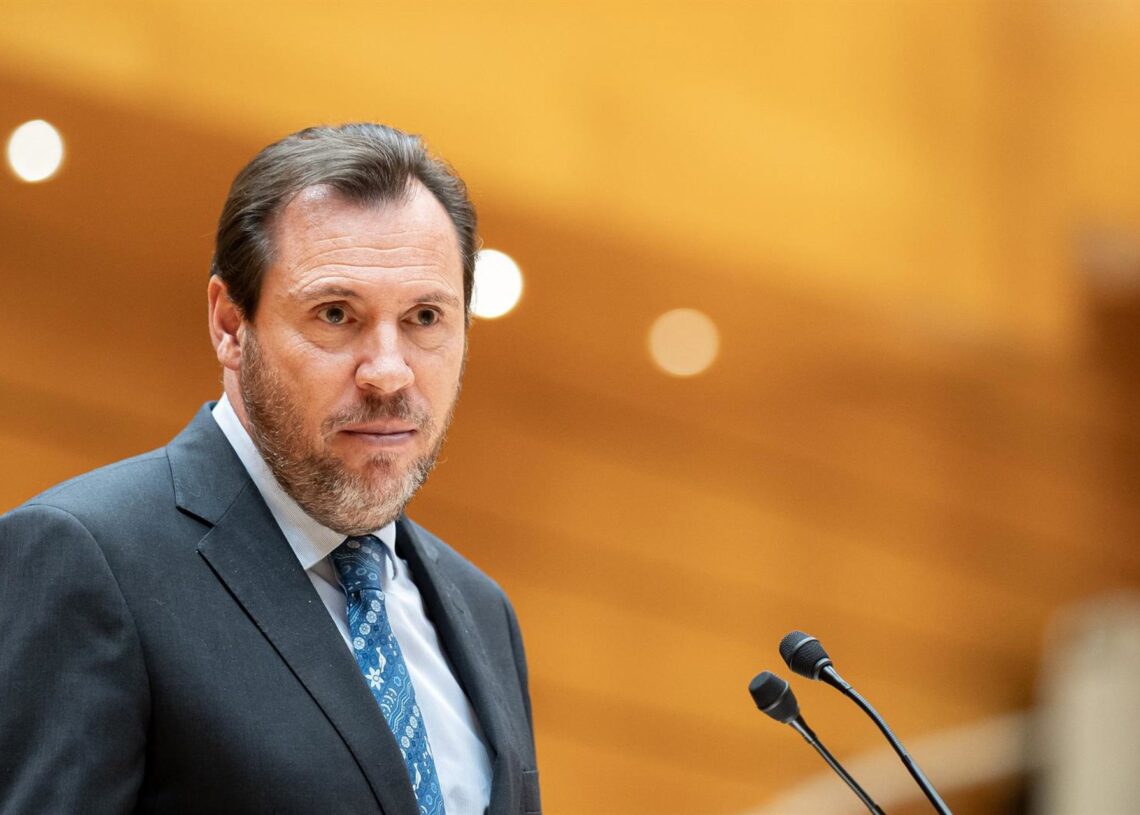 Archivo - El ministro de Transportes y Movilidad Sostenible, Óscar Puente, interviene durante una sesión plenaria del Senado, a 12 de diciembre de 2023, en Madrid (España). Tras el Pleno del Congreso donde se ha realizado el primer debate de la proposicióDiego Radamés - Europa Press - Archivo