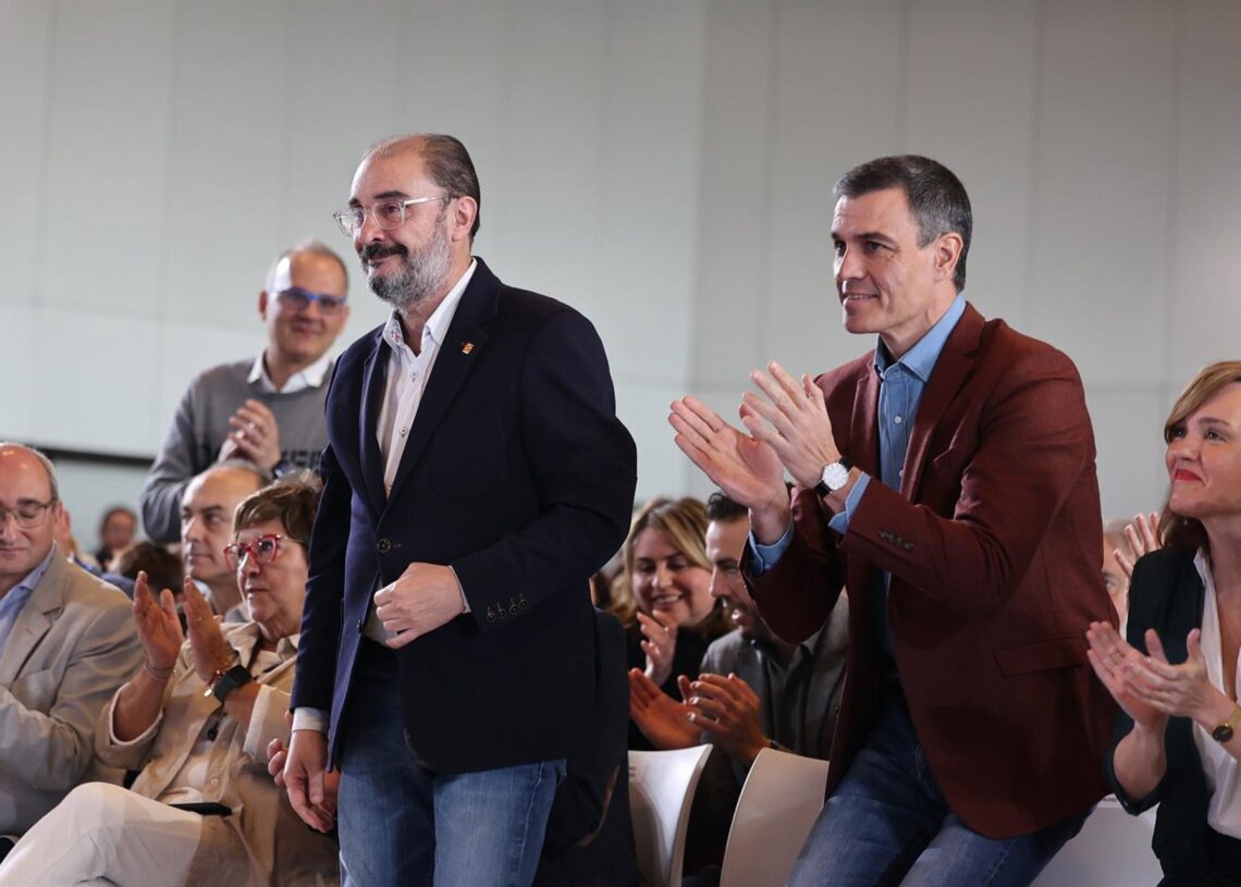 Archivo - El presidente del Gobierno, Pedro Sánchez (d), y el presidente de Aragón, Javier Lambán (i), durante un acto de precampaña en el Palacio de Congresos, a 18 de febrero de 2023, en Zaragoza, Aragón (España). Fabián Simón - Europa Press - Archivo