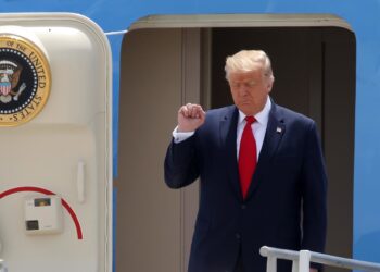 Archivo - 10 July 2020, US, Miami: US President Donald Trump clinches his fist as he disembarks Air Force One at Miami International Airport. Photo: -/SMG via ZUMA Wire/dpa-/SMG via ZUMA Wire/dpa - Archivo