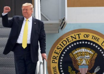 Archivo - 09 March 2020, US, Sanford: US President Donald Trump gestures as he arrives on an Air Force One at Orlando Sanford International Airport, ahead of attending a private fundraising event. Photo: Paul Hennessy/SOPA Images via ZUMA Wire/dpaPaul Hennessy/SOPA Images via ZU / DPA - Archivo