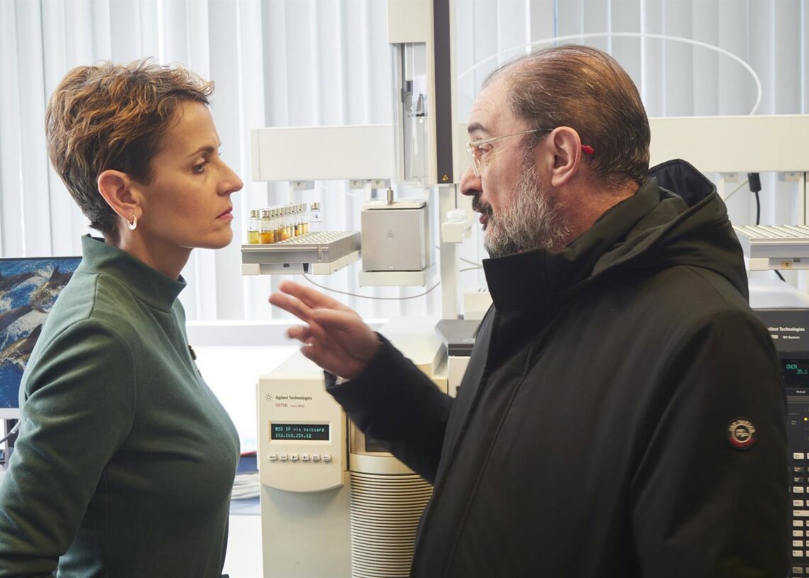 Archivo - Foto de archivo de la presidenta de Navarra, María Chivite, con Javier Lambán en una visita al  Centro Nacional de Tecnología y Seguridad Alimentaria (CNTA) de San Adrián en 2023.Eduardo Sanz - Europa Press - Archivo