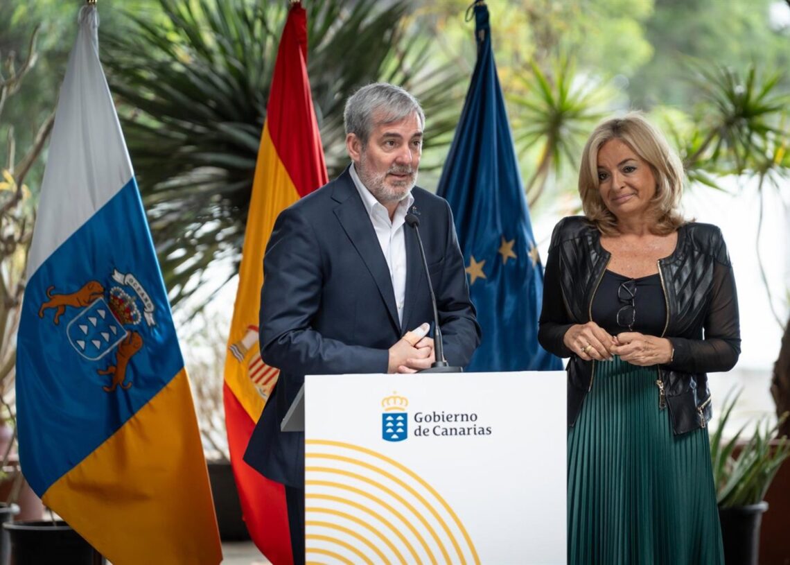 Archivo - El presidente de Canarias, Fernando Clavijo, y la consejera de Sanidad, Esther Monzón, en la presentación del programa recordatorio de citas hospitalariasGOBIERNO DE CANARIAS - Archivo
