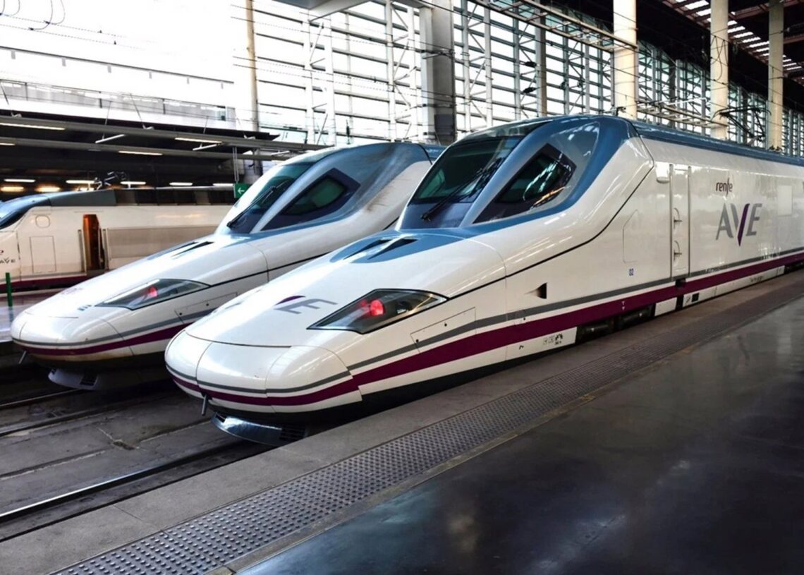 Archivo - Trenes AVE de RenfeFACUA - Archivo