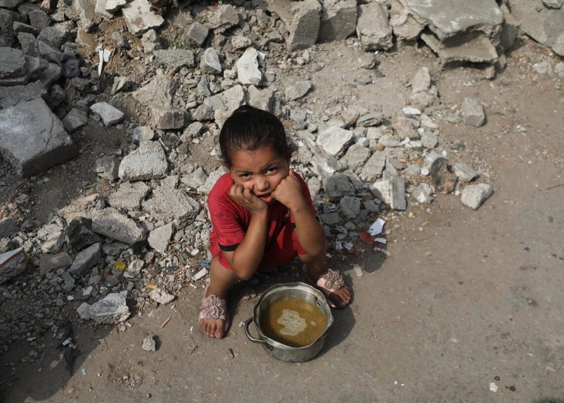 Una niña palestina espera para recibir ayuda humanitaria en la Franja de GazaMoiz Salhi / Zuma Press / ContactoPhoto