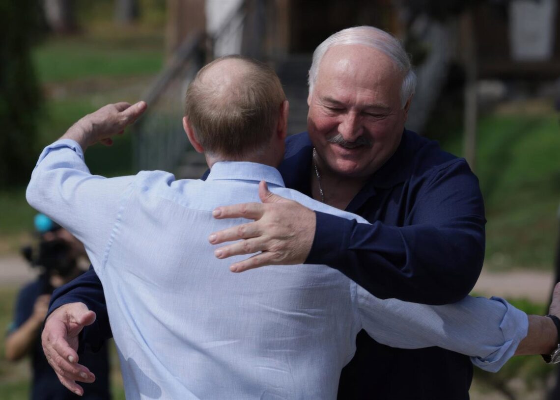 El presidente de Bielorrusia, Alexander Lukashenko, se abraza con Vladimir Putin durante su pasado encuentro de agosto Europa Press/Contacto/Gavriil Grigorov/Kremlin Poo