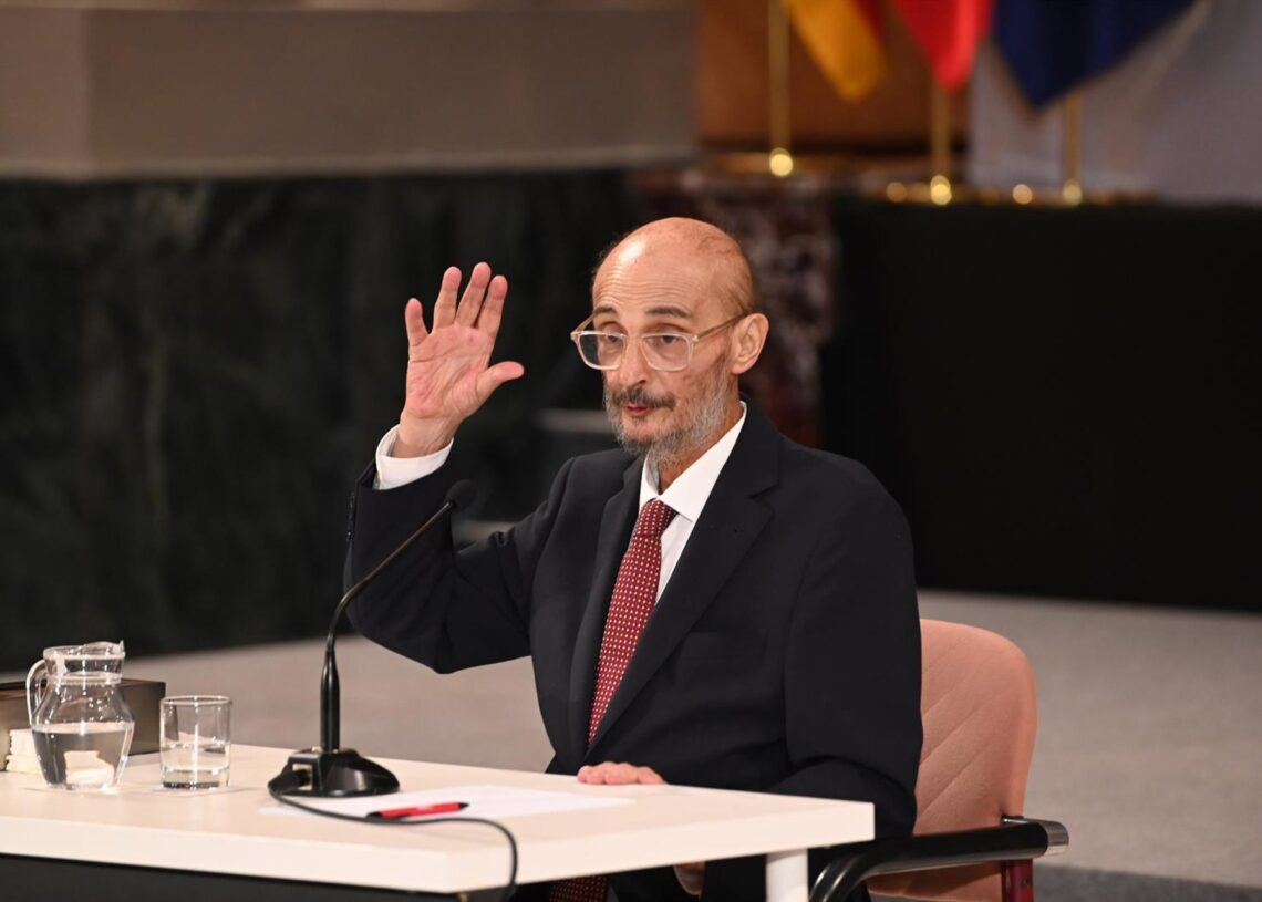 Archivo - El expresidente de Aragón Javier Lambán durante el acto de entrega del retrato de Javier Lambán, en la sala de la Corona del Edificio Pignatelli, a 10 de julio de 2025, en ZaragozaRamón Comet - Europa Press - Archivo