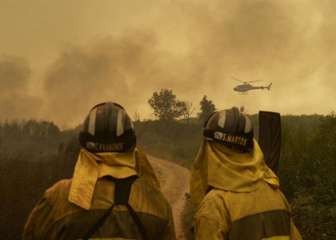 Extinción del fuego en la carretera de acceso a la población de Cualedro.Rosa Veiga - Europa Press