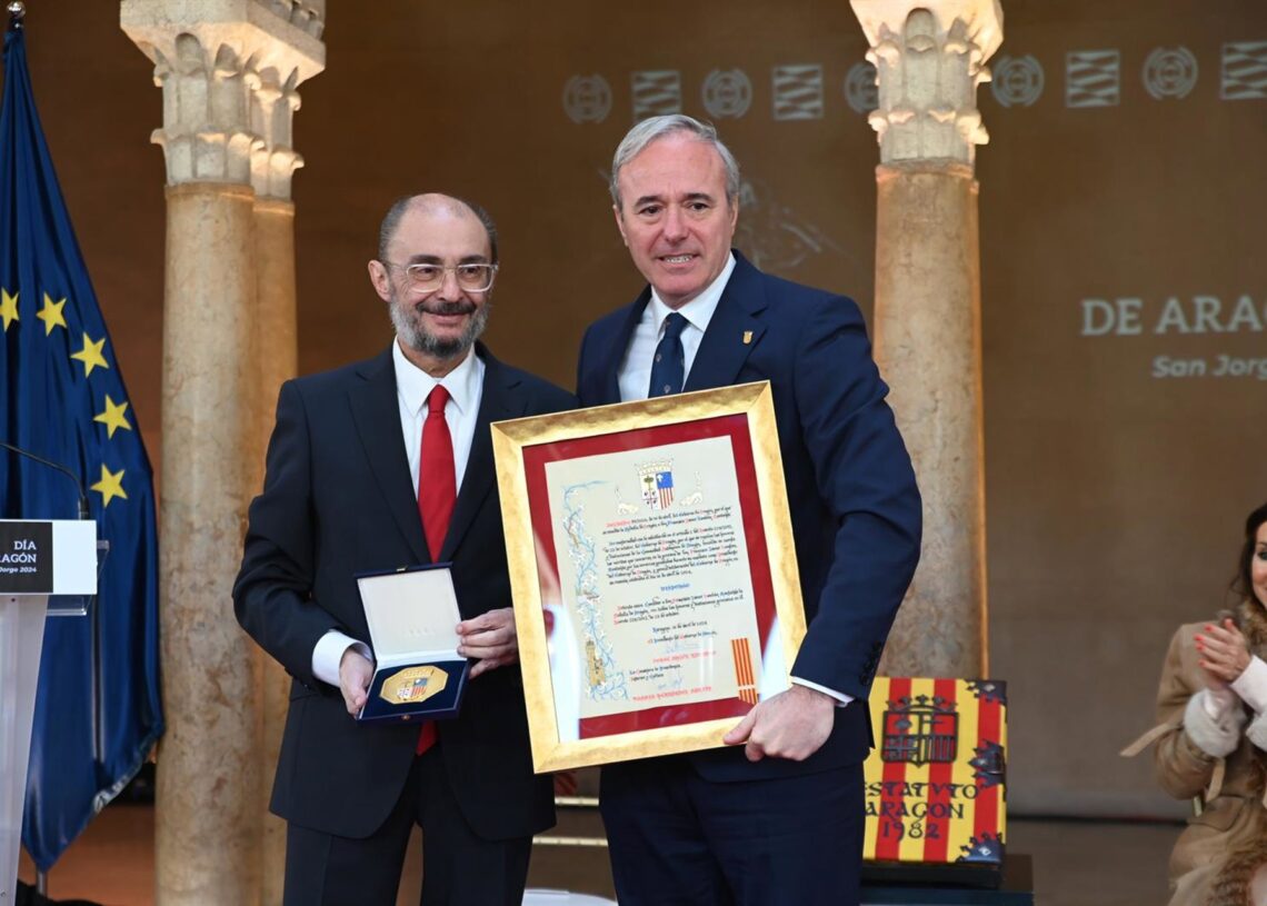 Archivo - El presidente del Ejecutivo autonómico, Jorge Azcón (d), y el expresidente del Ejecutivo aragonés, Javier Lambán (i), durante el  acto institucional del Día de Aragón de 2024Ramón Comet - Europa Press - Archivo