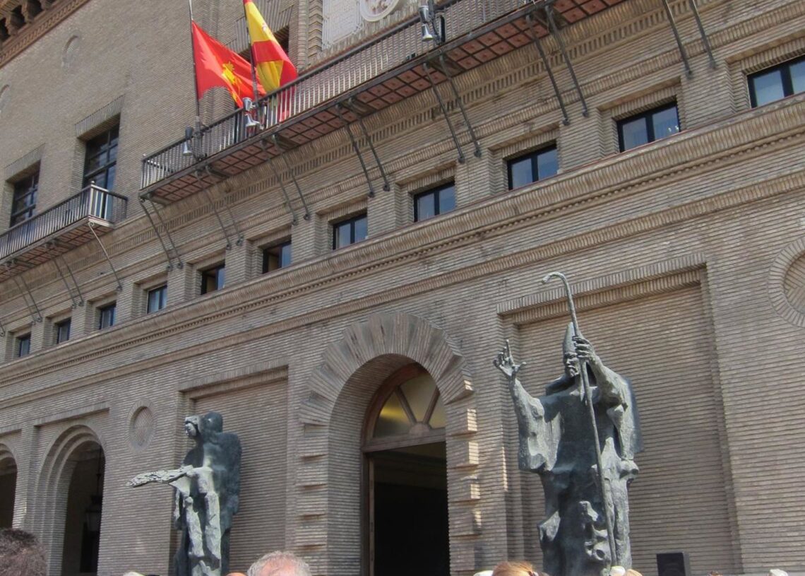 Archivo - Banderas a media asta en Ayuntamiento de Zaragoza en una imagen de archivoEUROPA PRESS - Archivo