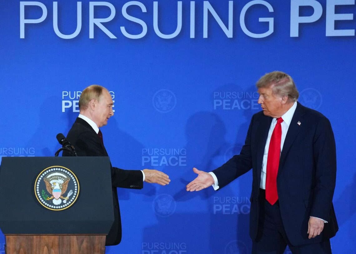 El presidente de Estados Unidos, Donald Trump, y el presidente de Rusia, Vladimir Putin, tras la reunión en Alaska.Europa Press/Contacto/Wu Xiaoling