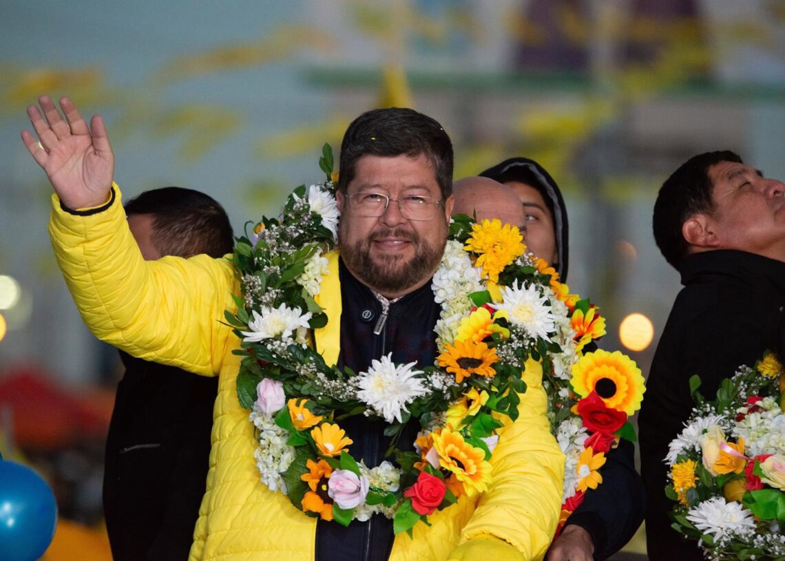 Samuel Doria Medina, candidato presidencial en Bolivia, participa en el acto final de campañaRadoslaw Czajkowski/dpa