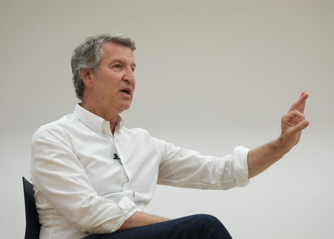 El líder del PP, Alberto Núñez Feijóo, en una entrevista con Europa Press en la sede del partido en Santiago de CompostelaCÉSAR ARIXINA - EUROPA PRESS