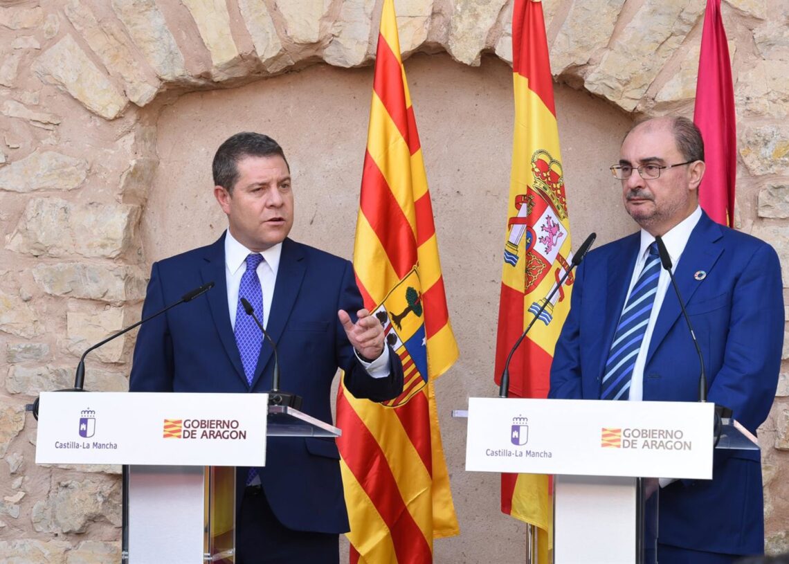 Archivo - El presidente de Castilla-La Mancha, Emiliano García-Page, y el presidente de Aragón, Javier Lambán, se reúnen en Molina de AragónJCCM - Archivo