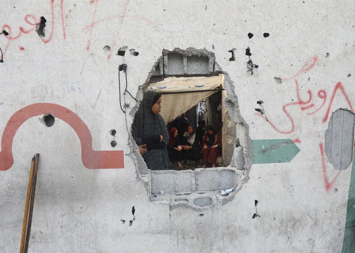 Civiles palestinos examinan los daños de un ataque en la ciudad de GazaOmar Ashtawy/APA Images via ZUMA / DPA