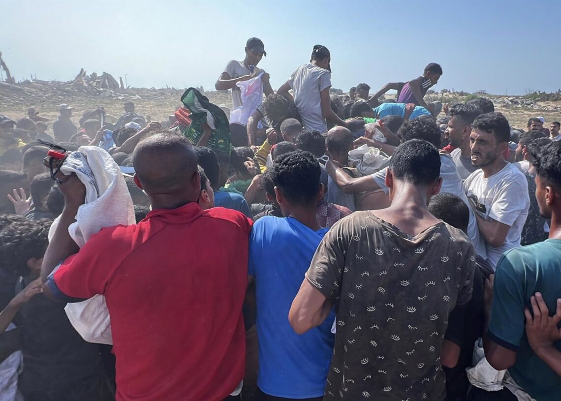 Palestinos intentan conseguir paquetes de ayuda humanitariaOmar Ashtawy/APA Images via ZUMA / DPA