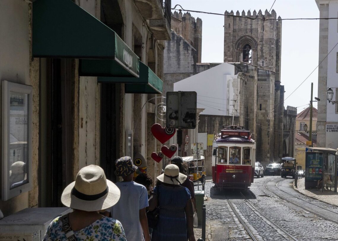 Un grupo de peatones pasa junto a un tranvía en Lisboa, PortugalEuropa Press/Contacto/Jorge Castellanos