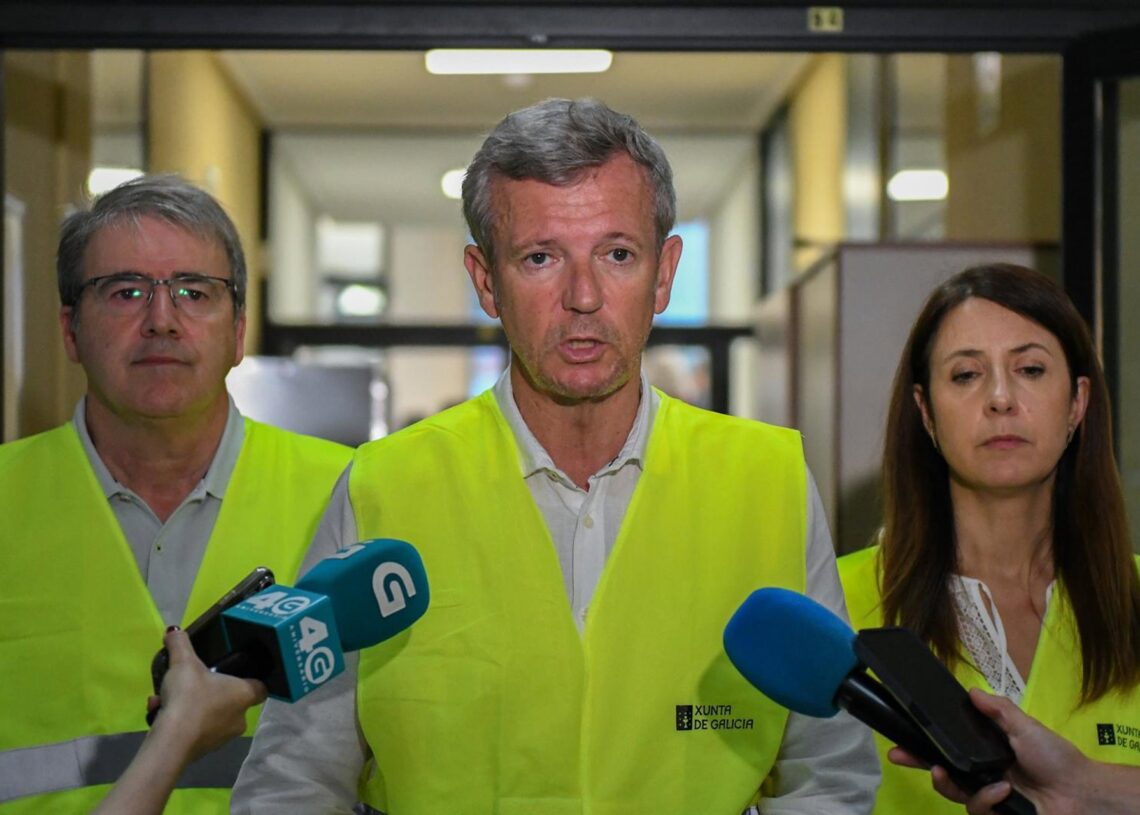 El presidente de la Xunta, Alfonso Rueda, acompañado de la conselleira do Medio Rural, María José Gómez, visita al Centro de Coordinación Operativa (CECOP) de OurenseXUNTA