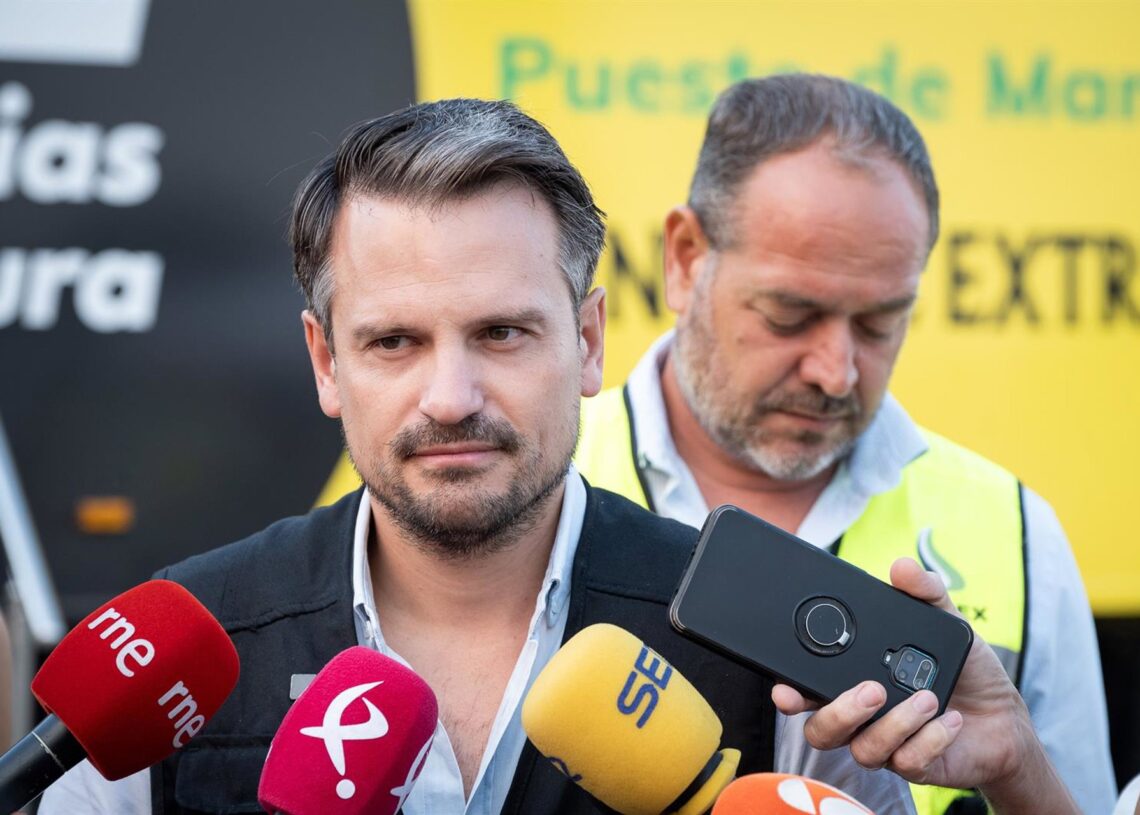 El consejero de Presidencia, Interior y Diálogo Social, Abel Bautista, atiende a los medios desde el Puesto de Mando Avanzado del 112 de Extremadura, ubicado en La Granja (Cáceres)JUNTA DE EXTREMADURA