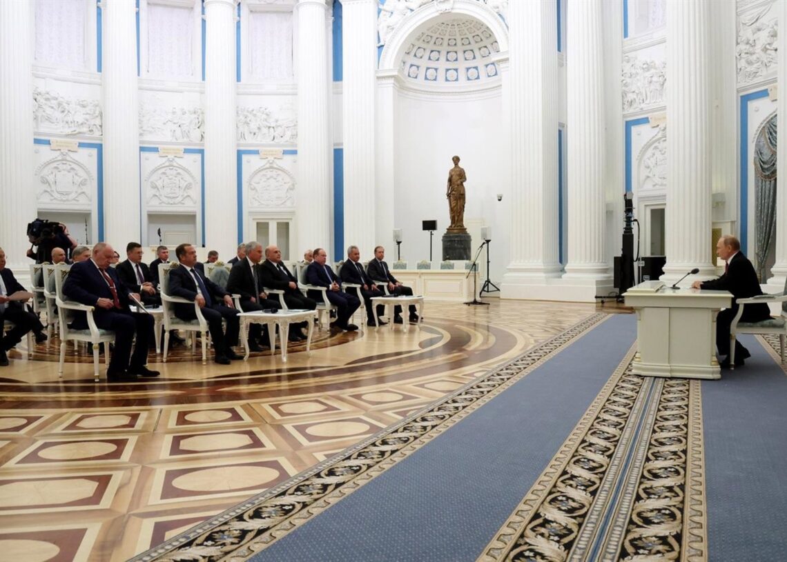 Vladimir Putin informa a la cúpula de seguridad de Rusia sobre los resultados de su cumbre con Trump, a 16 de agosto de 2025KREMLIN