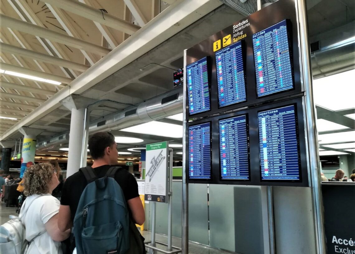 Archivo - Turistas comprueban la información de las pantallas de embarque en el aeropuerto de Palma. RecursoEUROPA PRESS - Archivo