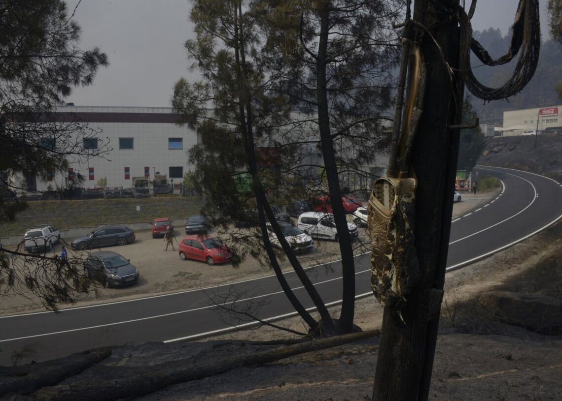 Vista de la Empresa Autoneum asedidada por el fuego, en A Rúa.Rosa Veiga - Europa Press