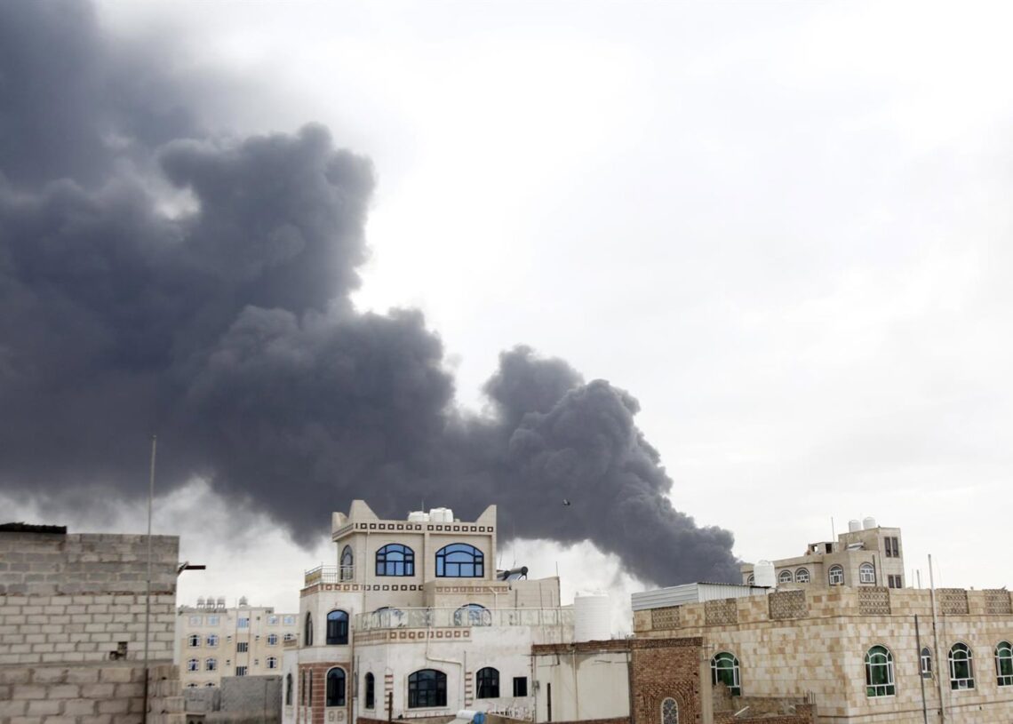 Archivo - Humo cerca de la capital de Yemen, Saná, tras un ataque llevado a cabo por Israel (Archivo)Europa Press/Contacto/Mohammed - Archivo