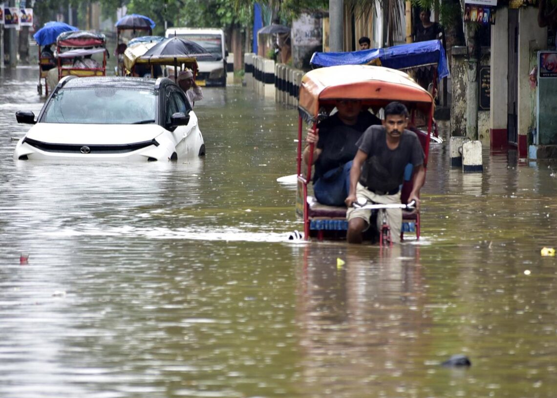 Un vehículo intenta circular por una carretera en Guwahati, en IndiaEuropa Press/Contacto/Dasarath Deka