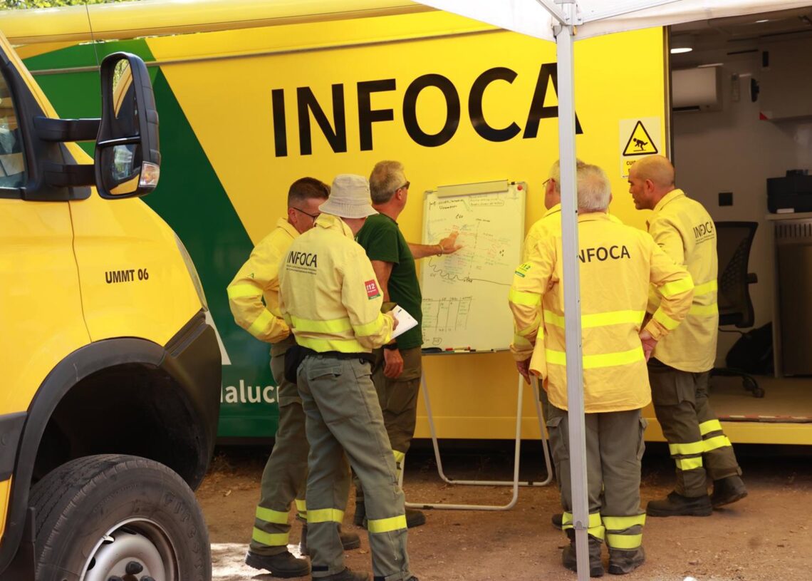 Archivo - Miembros del Plan Infoca del incendio forestal de Andújar (Jaén) en el puesto de mando avanzado/ArchivoRocío Ruz - Europa Press - Archivo