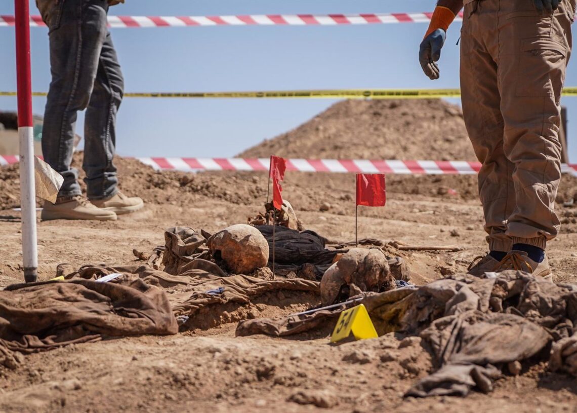 Archivo - Trabajos de exhumación de una fosa común de Estado Islámico en IrakIsmael Adnan/dpa - Archivo
