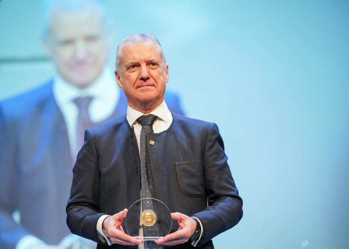 Archivo - El exlehendakari Iñigo Urkullu durante la gala de los Premios Sabino Arana 2024, en el Teatro Arriaga, a 26 de enero de 2025, en BilbaoIñaki Berasaluce - Europa Press - Archivo