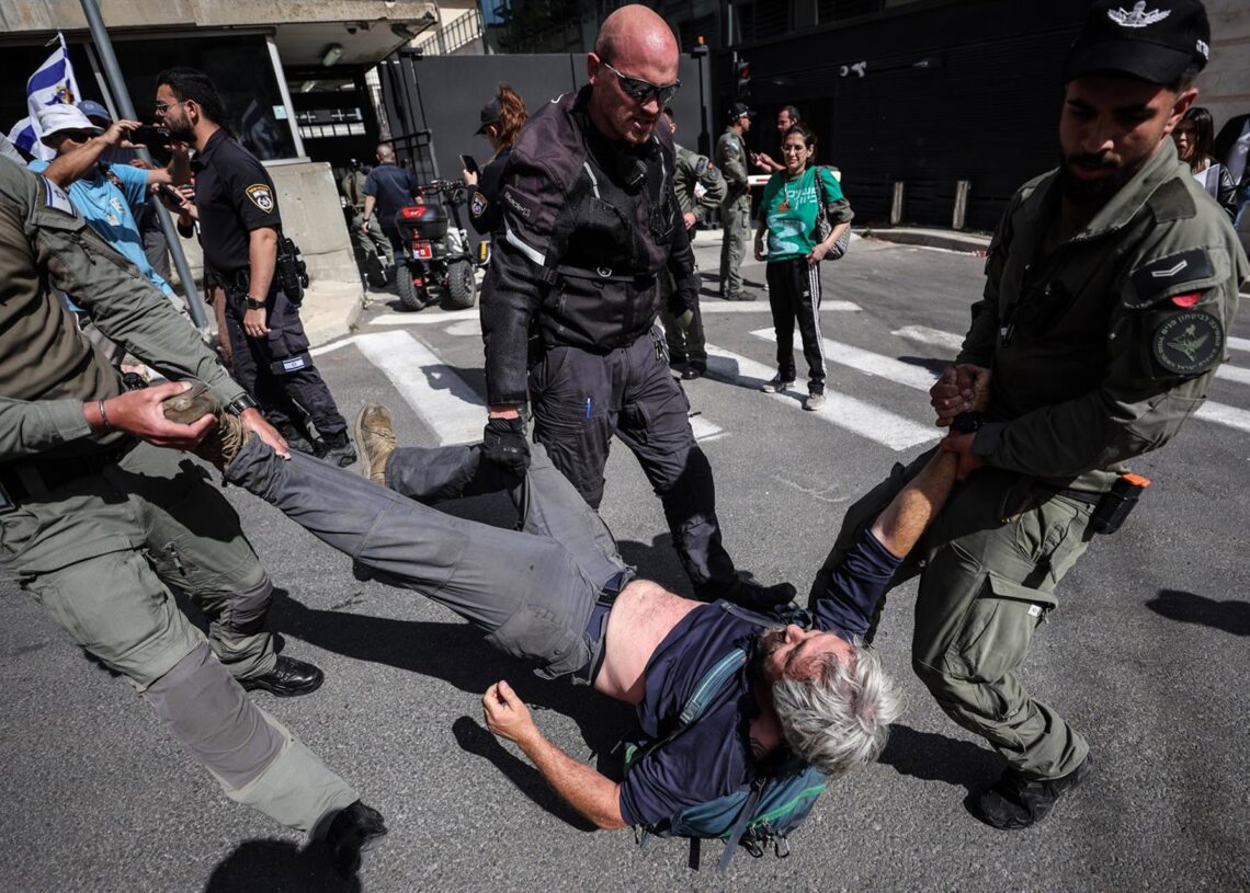 Archivo - Un detenido durante una protesta en Jerusalén (Archivo)Saeed Qaq/ZUMA Press Wire/dpa - Archivo