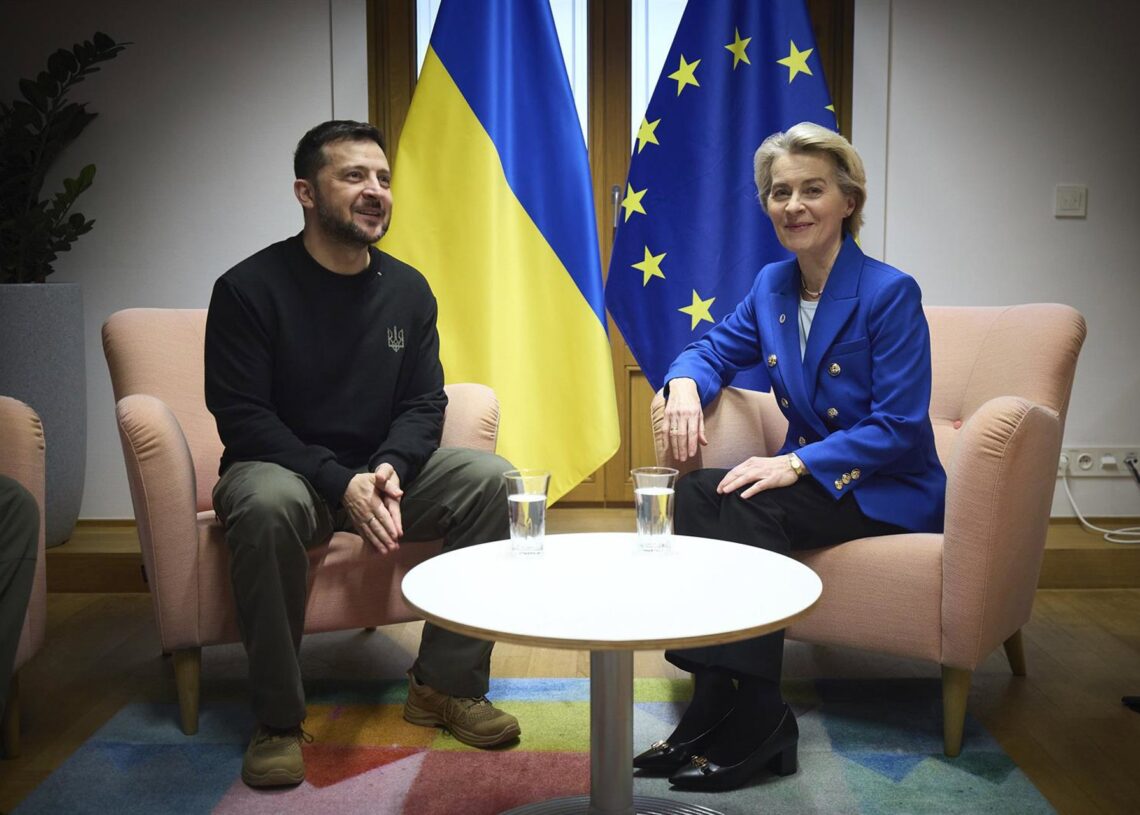 Archivo - La presidenta de la Comisión Europea, Ursula Von der Leyen, y el presidente ucraniano, Volodimir ZelenskiEuropa Press/Contacto/Ukraine Presidency/Ukrainian