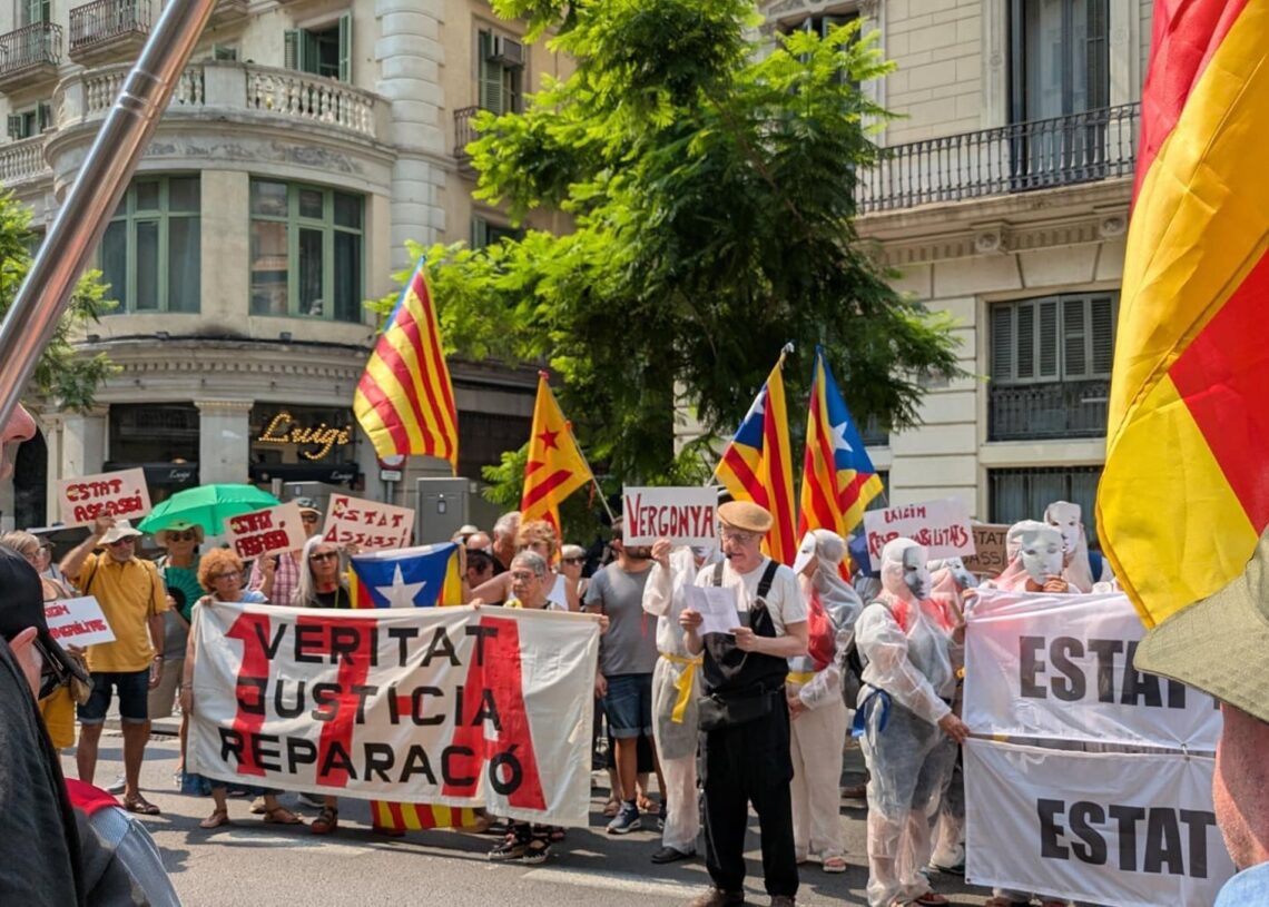 Manifestantes delante de la Jefatura de Policía de Via LaietanaEUROPA PRESS