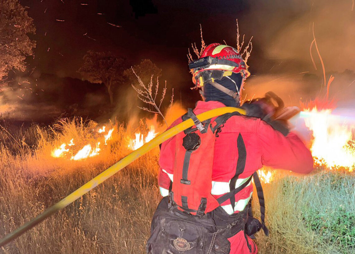 Una agente de la Unidad Militar de Emergencias (UME) trabaja en las labores de extinción del incendio, a 12 de agosto de 2025, en Tres Cantos, Madrid (España).Unidad Militar de Emergencias (UME)