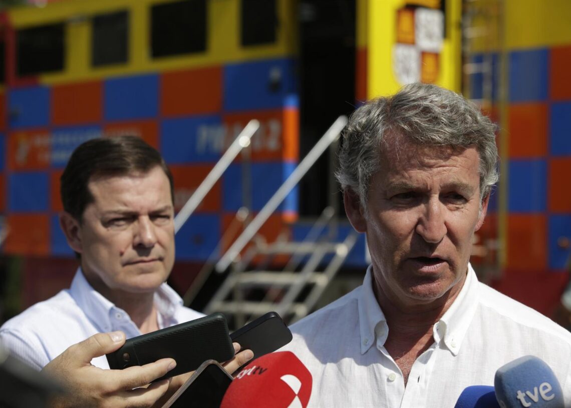 El presidente del Partido Popular, Alberto Núñez Feijóo (d), atiende a los medios, a 15 de agosto de 2025, en Palacios del Sil, León, Castilla y León (España). Fernando Otero - Europa Press