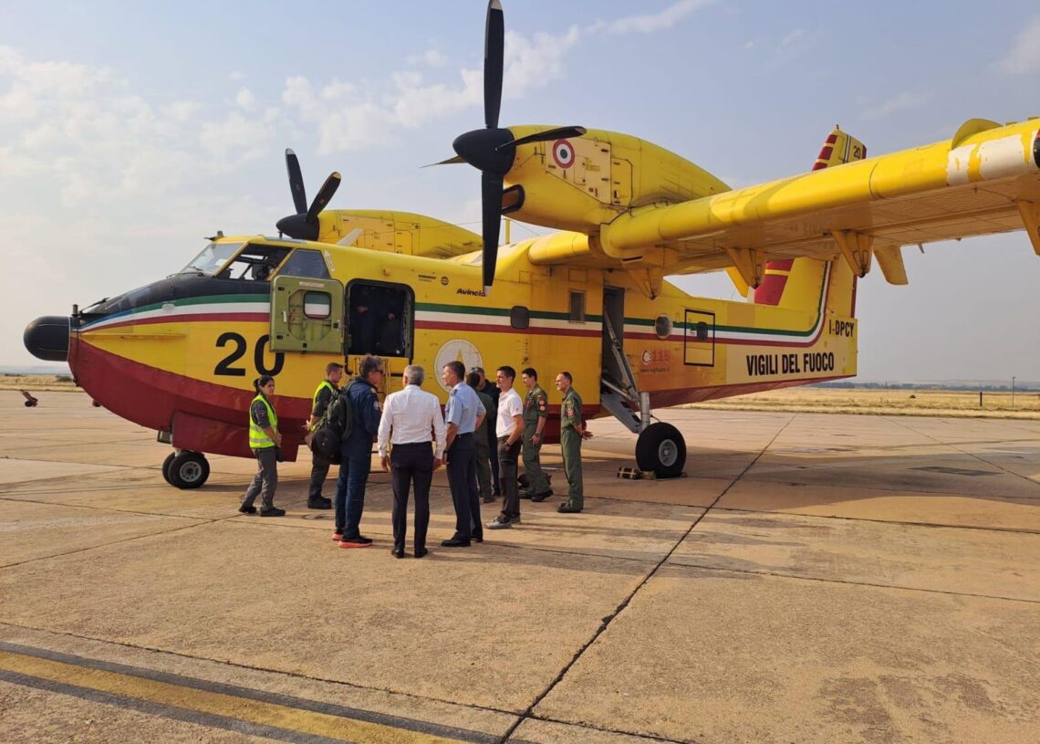 Llegan a España los dos aviones-cisterna Canadair para participar en el dispositivo contra los incendiosCUENTA X MINISTERIO DEL INTERIOR