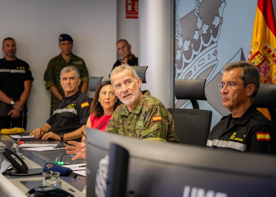 El Rey Felipe VI (c), junto a la ministra de Defensa, Margarita Robles, durante su visita al Cuartel General de la UME, a 17 de agosto de 2025, en Torrejón de Ardoz, Madrid (España).Casa de S.M. el Rey