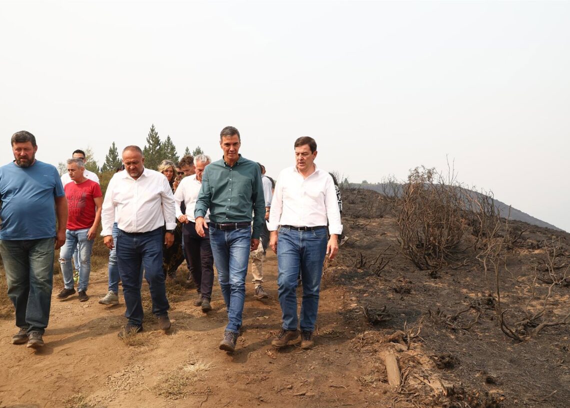 Pedro Sánchez visita la zona afectada por el incendio de Orallo en Villablino (León) acompañado por Fernández MañuecoPOOL - MONCLOA